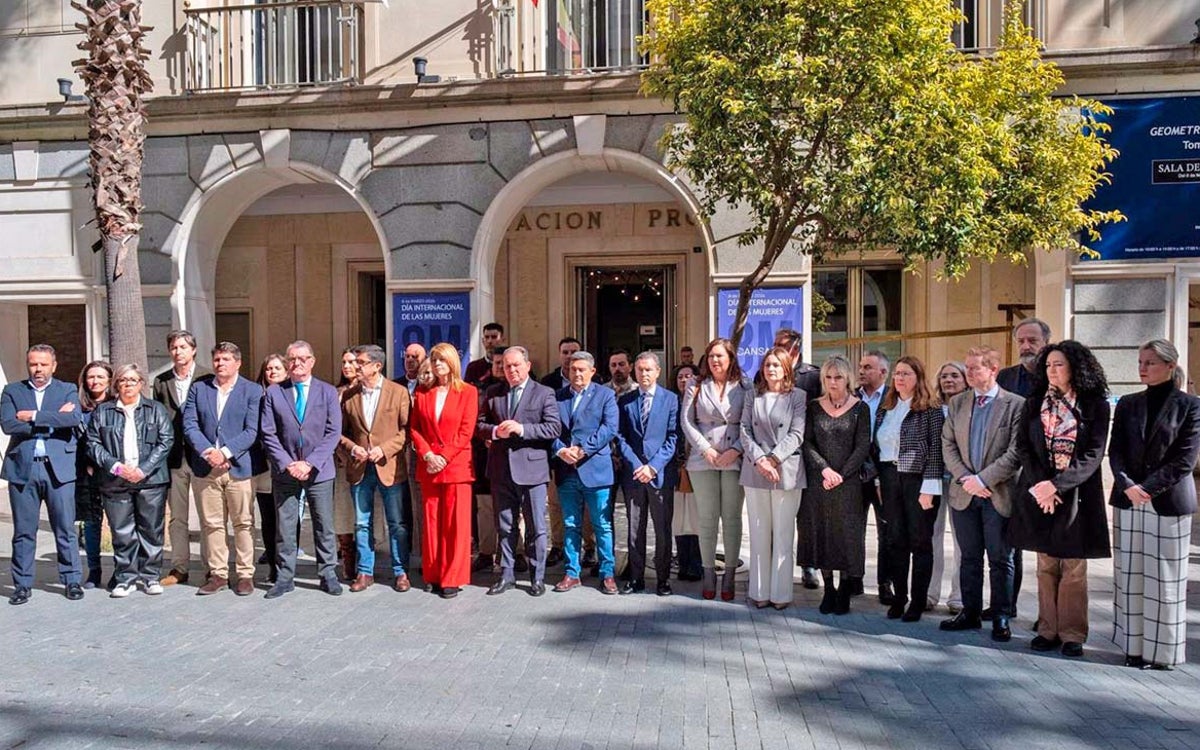 Minuto de silencio en la Diputación de Huelva en recuerdo de las víctimas del 11M