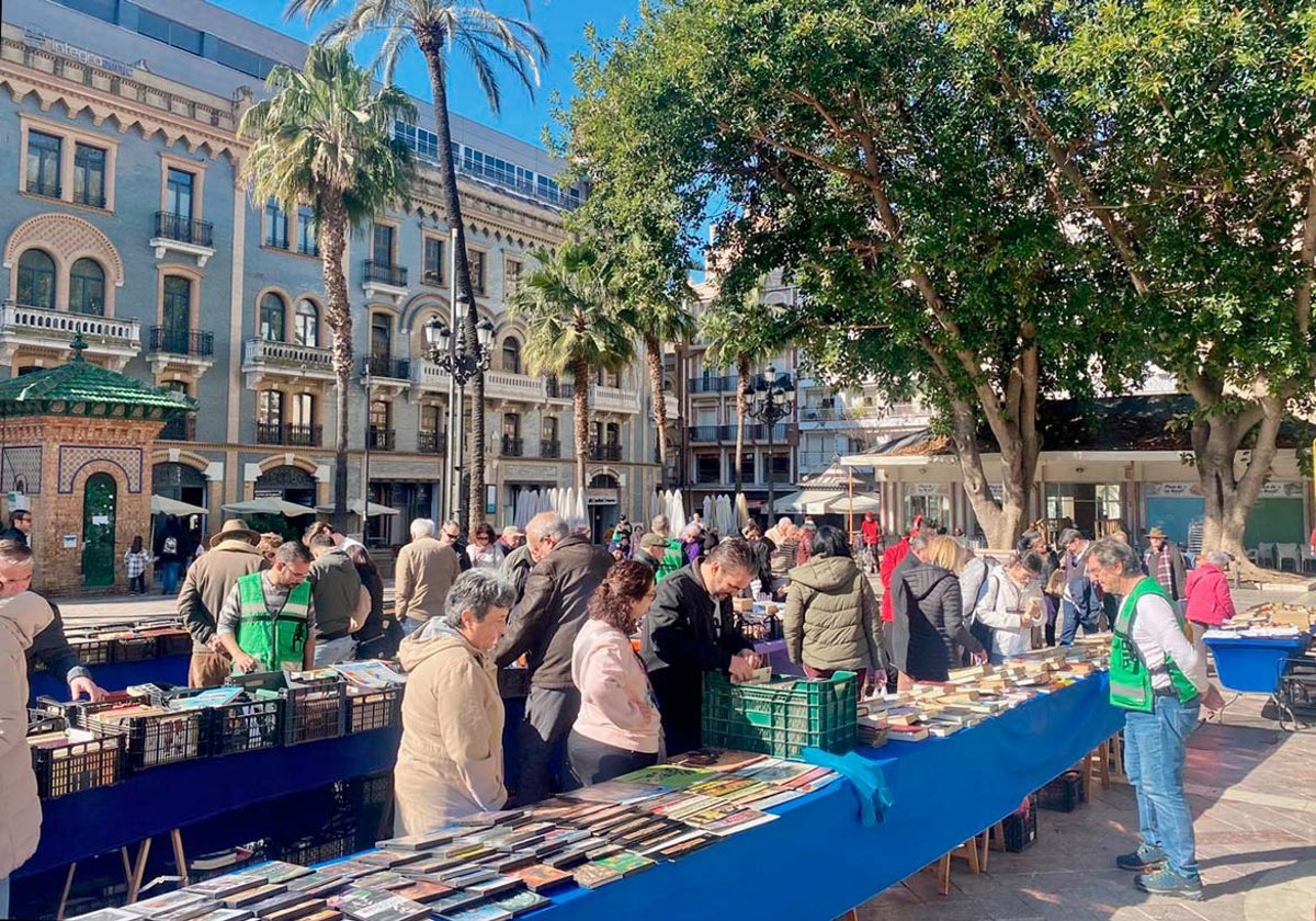 Imagen del Mercadillo Solidario de la ONG Ayre Solidario en la plaza de Las Monjas de Huelva