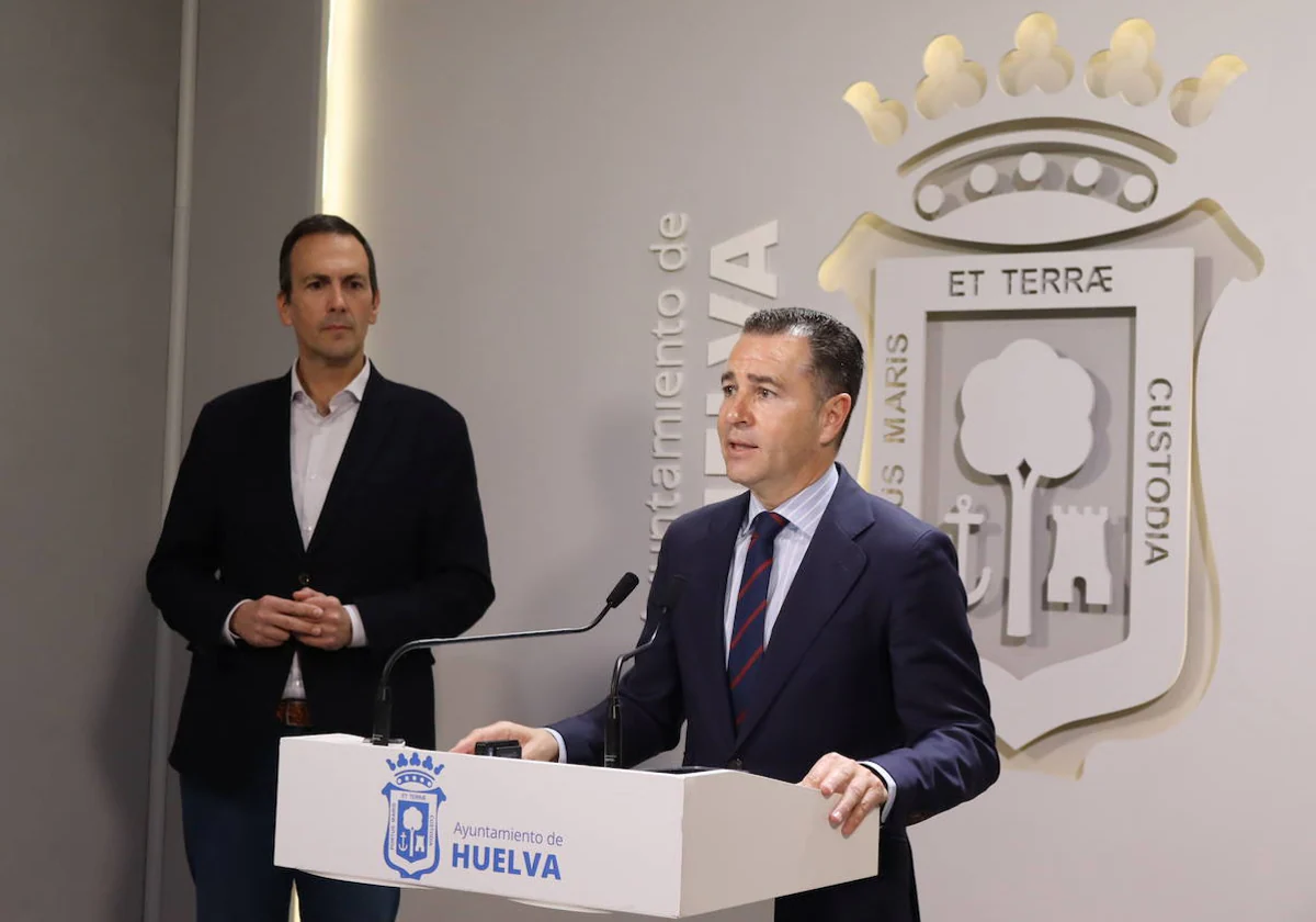 Felipe Arias y Francisco Muñoz en la rueda de prensa de esta mañana en el Ayuntamiento de Huelva