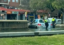 Así salvó la Policía la vida del hombre que perdió el control de su coche y cayó a la fuente de los bomberos