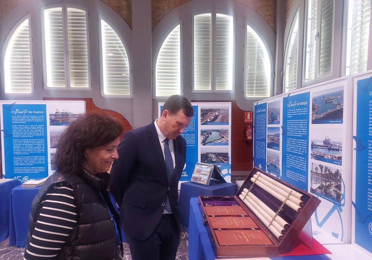 La directora del archivo y el presidente del Puerto de Huelva