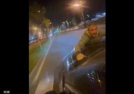 La última salvajada vista en redes en Huelva: un coche en marcha con una persona encaramada al capó