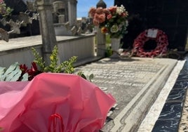 Un ramo de flores en la tumba de William Martin en nombre de la serie 'Operación Barrio Inglés'