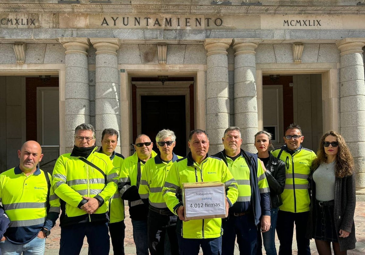 Trabajadores de Palparking con las cifras recogidas