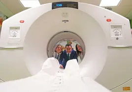 El presidente andaluz junto al nuevo equipo de medicina nuclear