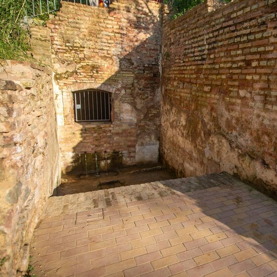 Acceso a la Fuente Vieja, parte del acueducto romano subterráneo de la ciudad