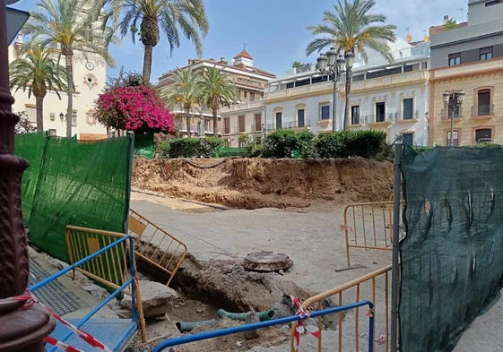 Obras de remodelación de la Plaza de San Pedro de Huelva, esquina con calle La Fuente, cerca de donde se halla el aljibe
