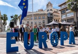 Huelva celebra el Día de Europa con el izado de la bandera de la Unión Europea en la plaza de las Monjas