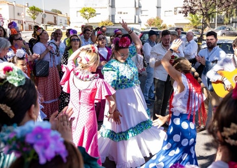 Imagen secundaria 1 - Momentos de la salida de la Hermandad de Montemayor de Huelva