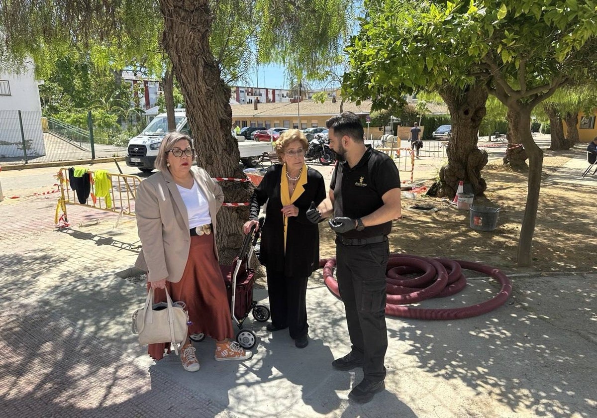 La reunión de Mónica Rossi con vecinos del Parque Robinson en la zona del Molino de la Vega de Huelva