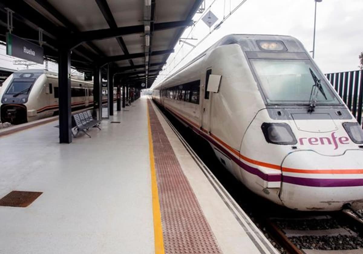 Imagen de archivo de un tren de Renfe en la estación de Huelva