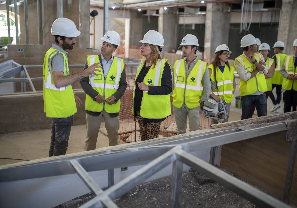 La alcaldesa de Huelva comprobando esta semana la evolución de las obras del mercado de San Sebastián