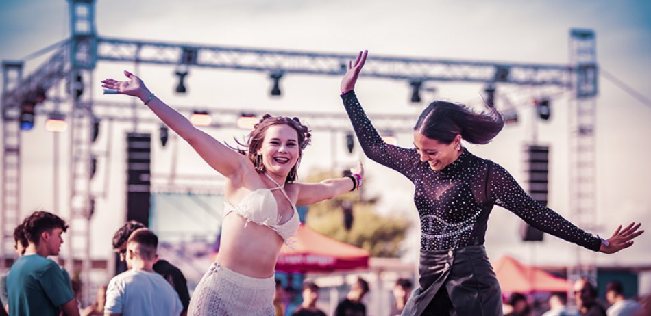 Dos chicas bailando en el Wanda Festival 2023