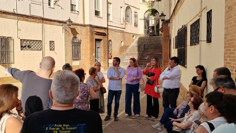 Concejales socialistas en una reunión con los vecinos