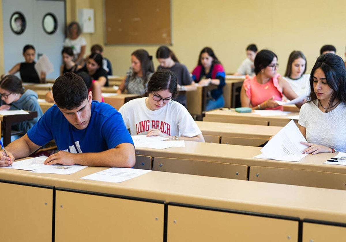 Alumnos realizando la Selectividad en el Campus de El Carmen