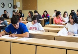 Selectividad 2024 en Huelva: sonrisas de nerviosismo y expectación en el gran día de los preuniversitarios
