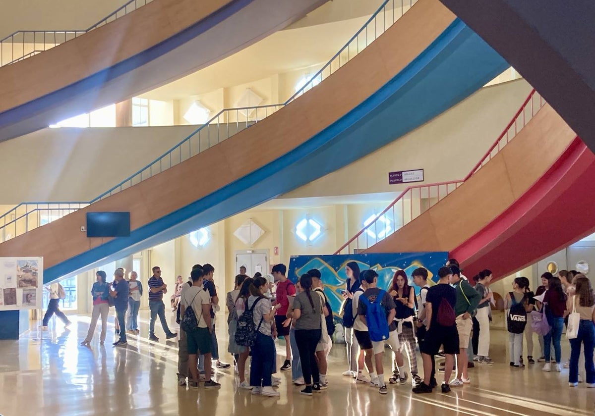 Alumnos onubenses, en el segundo día de Selectividad en el edificio Galileo Galilei