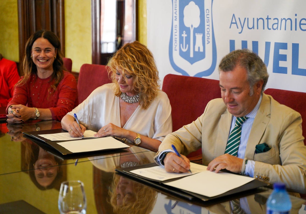 La firma del acuerdo por el que el Ayuntamiento de Huelva asume la organización de la Feria de Otoño