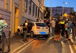 Nuevo accidente en la curva del Barrio Obrero: un coche acaba empotrado en los edificios de enfrente