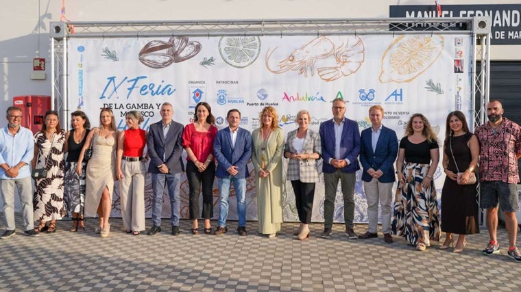Autoridades y organizadores durante la inauguración de la muestra