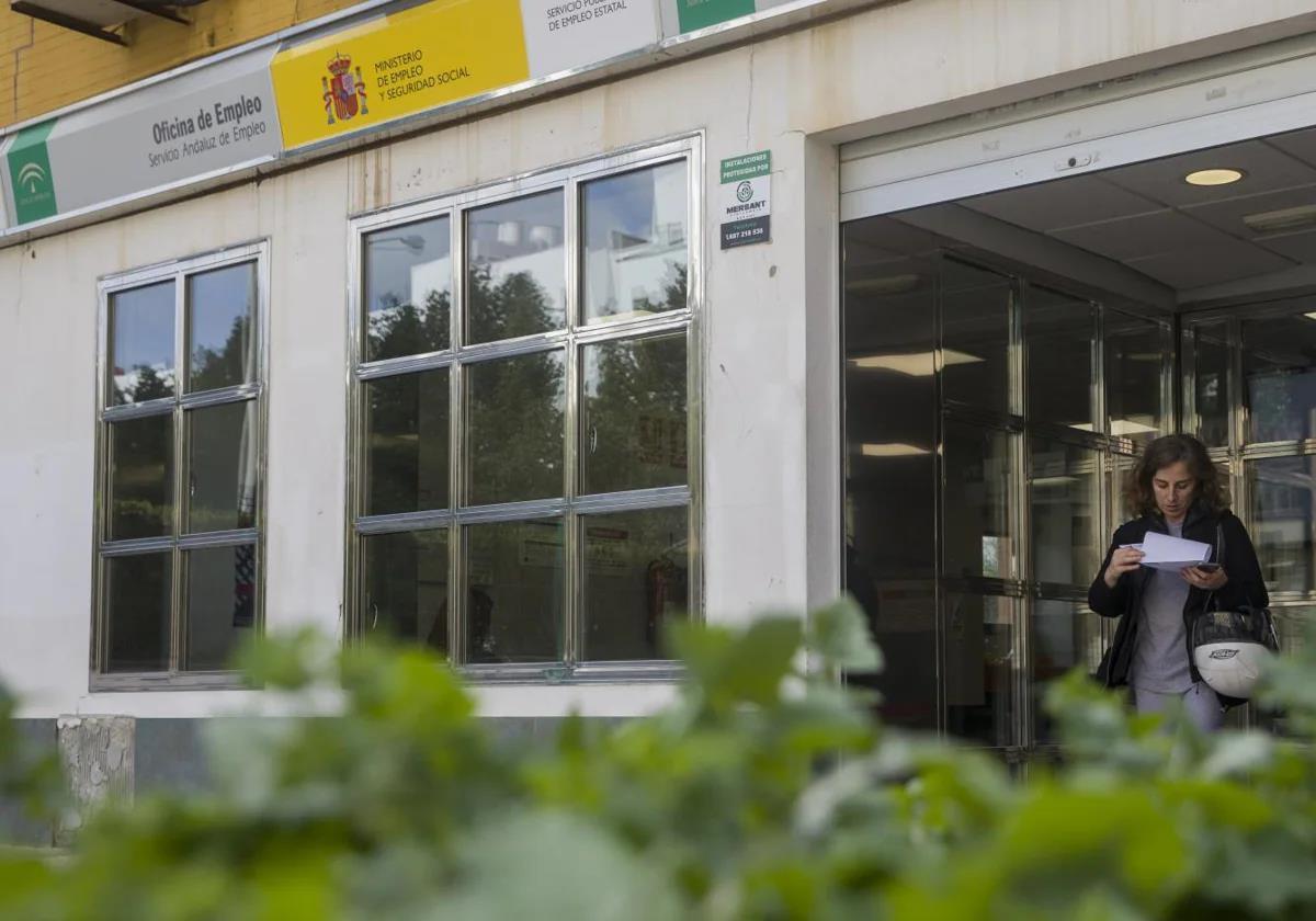 Imagen de una mujer saliendo de una oficina del SEPE