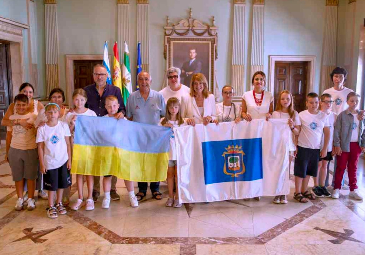 Recepción oficial a los niños que pasarán el verano con familias onubenses