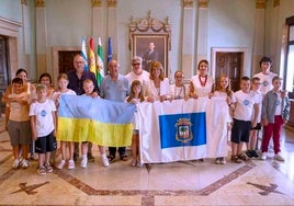 El Ayuntamiento recibe a los niños ucranianos que pasarán el verano acogidos por familias de Huelva