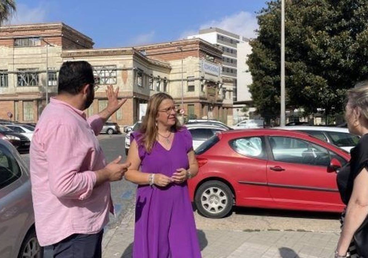 La secretaria de Organización del PSOE de Huelva, Rosa Tirador, frente a la antigua estación de tren