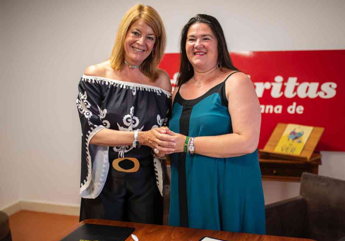 La alcaldesa de Huelva, Pilar Miranda y la directora provincial de Cáritas Diocesana, María Natividad Macias