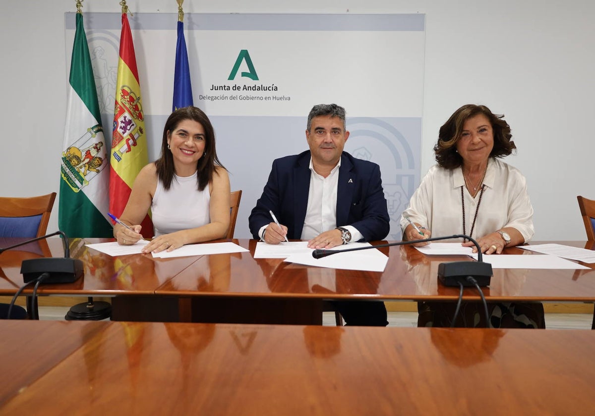José Manuel Correal, Lucía Núñez y Carmen Céspedes en la rúbrica del documento esta mañana