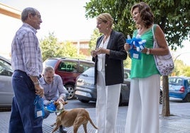 Reparto de botellas en Huelva para evitar el pipí de perro en las calles