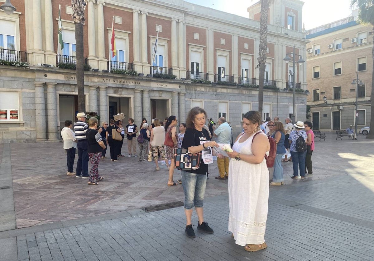 Integrantes de diversos colectivos se han concentrado este martes contra la ubicación elegida para el nuevo albergue municipal de Huelva