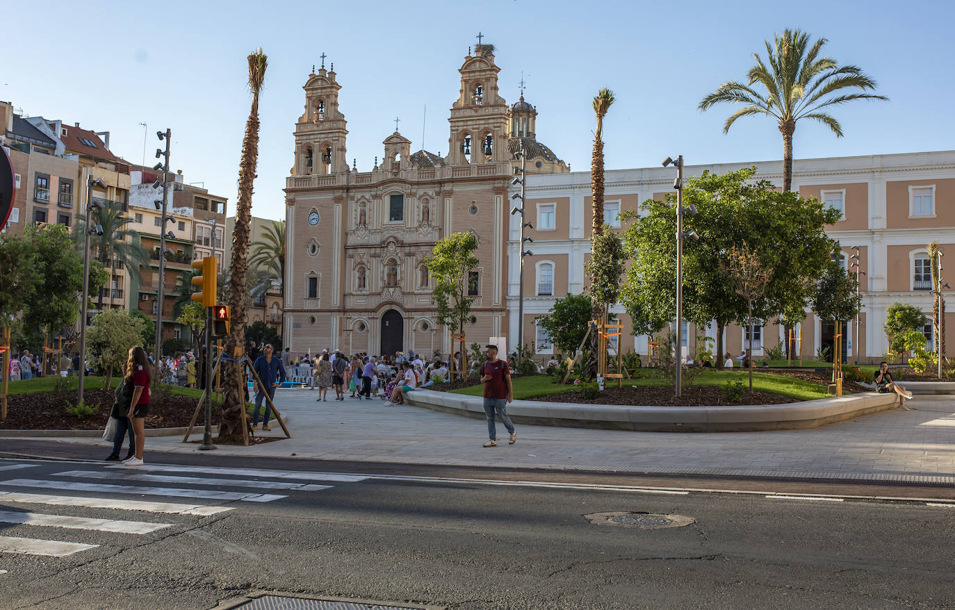 Así disfrutan los onubenses de la nueva plaza de la Merced: todas las imágenes de su 'estreno'