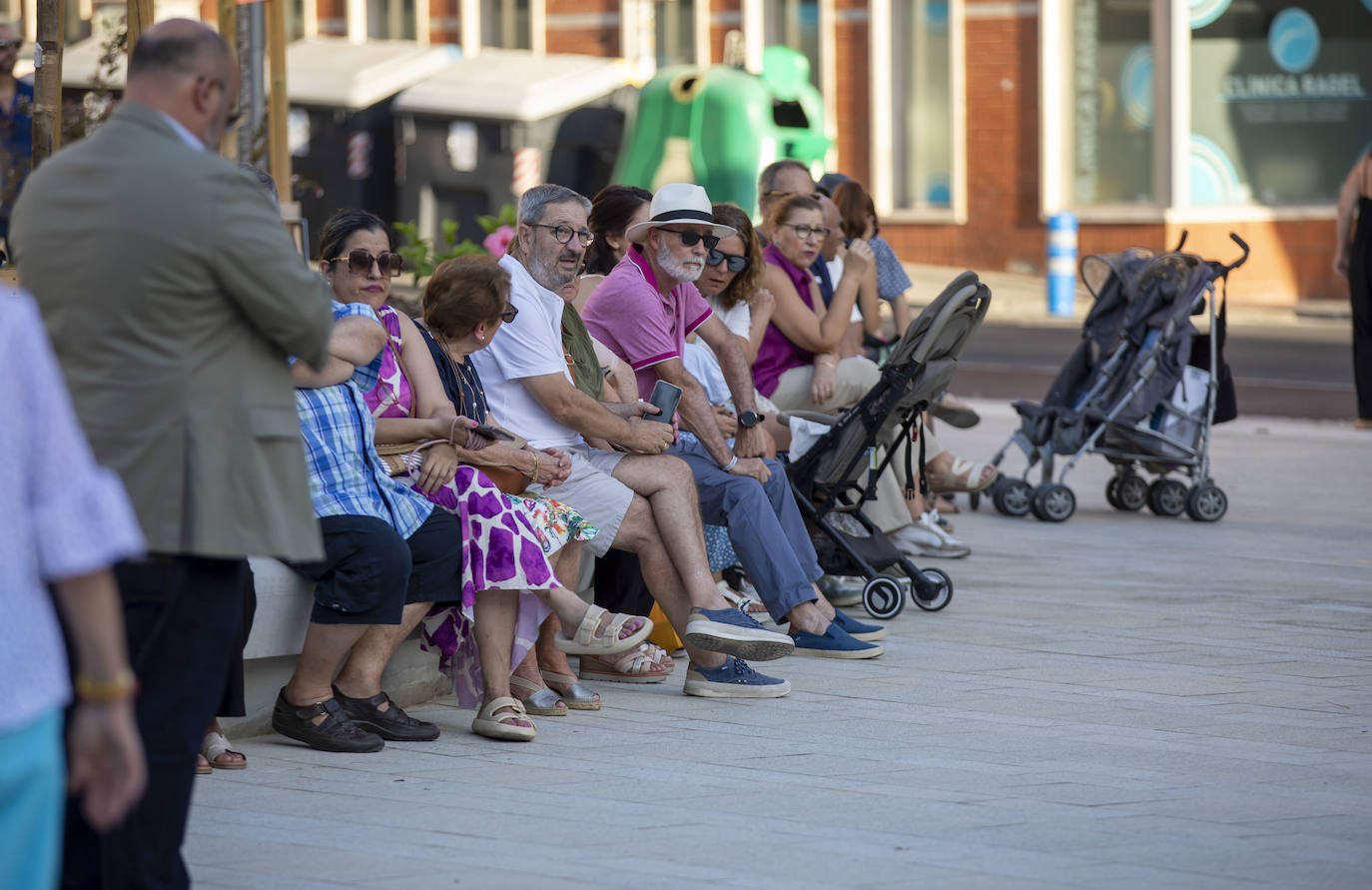 Así disfrutan los onubenses de la nueva plaza de la Merced: todas las imágenes de su 'estreno'