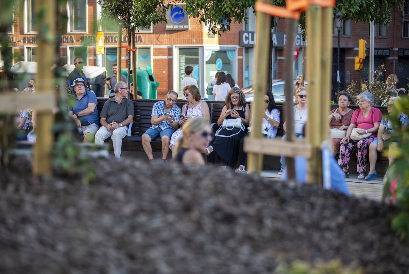 Así disfrutan los onubenses de la nueva plaza de la Merced: todas las imágenes de su 'estreno'