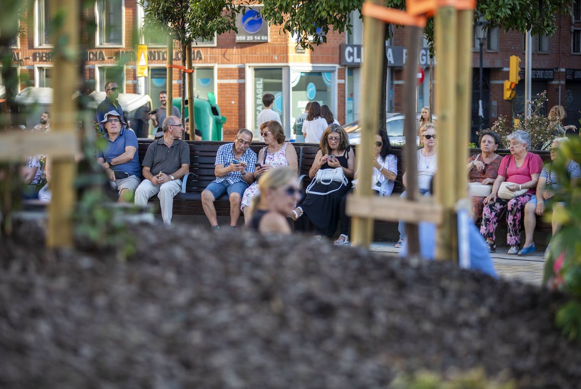 Así disfrutan los onubenses de la nueva plaza de la Merced: todas las imágenes de su &#039;estreno&#039;