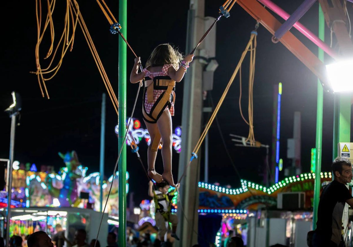 Niños disfrutando de las atracciones en las pasadas Colombinas