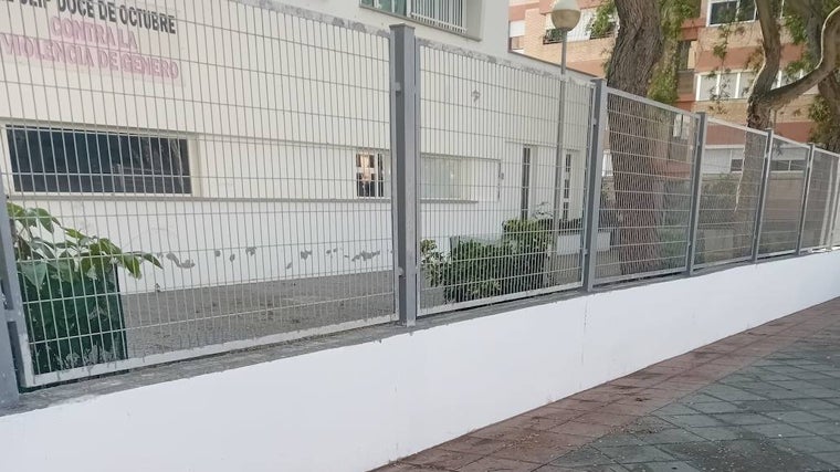 La fachada del colegio onubense limpia tras los trabajos de los operarios del Ayuntamiento de Huelva