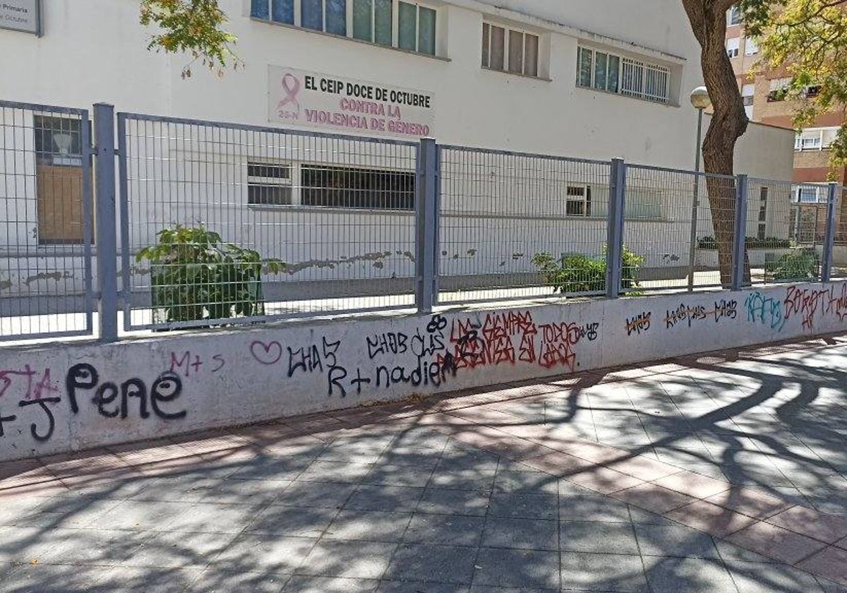 Varias pintadas en un acto de vandalismo en el CEIP Doce de Octubre de Huelva capital