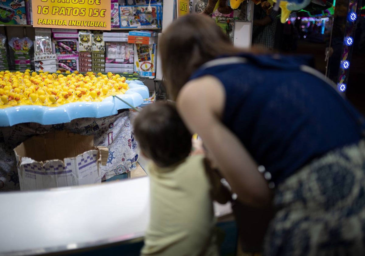Un niño jugando en una de las atracciones de las Fiestas Colombinas