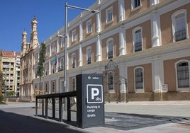 Instalan cargadores gratuitos para patines eléctricos en la nueva plaza de La Merced