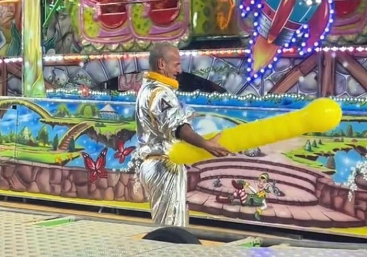 Imagen del feriante bailando