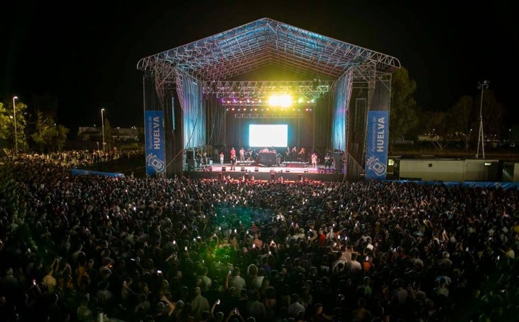 Imagen principal - Omar Montes protagonizó en Colombinas el concierto más masivo de la historia de Huelva