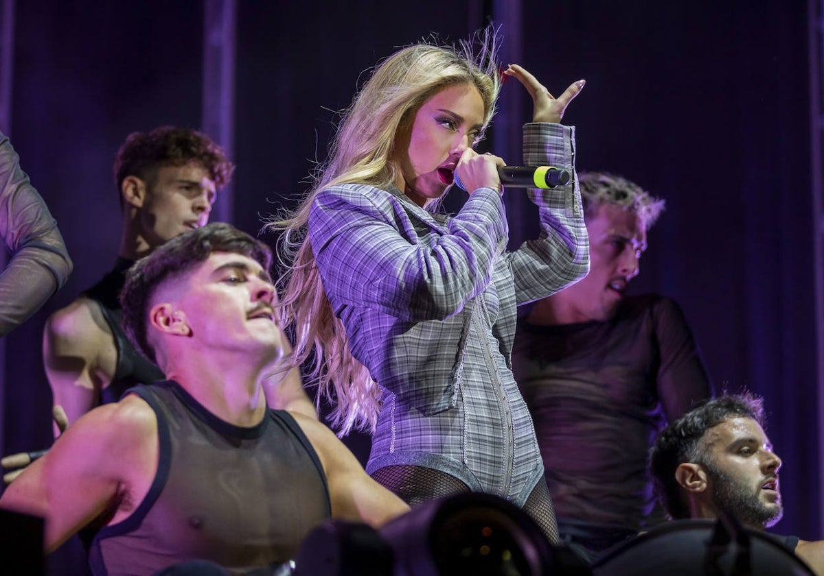 Ana Mena, en un momento de su concierto en Colombinas