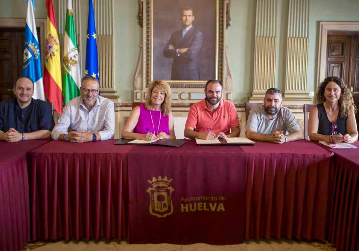 Pilar Miranda y José Manuel Moreno firman el convenio