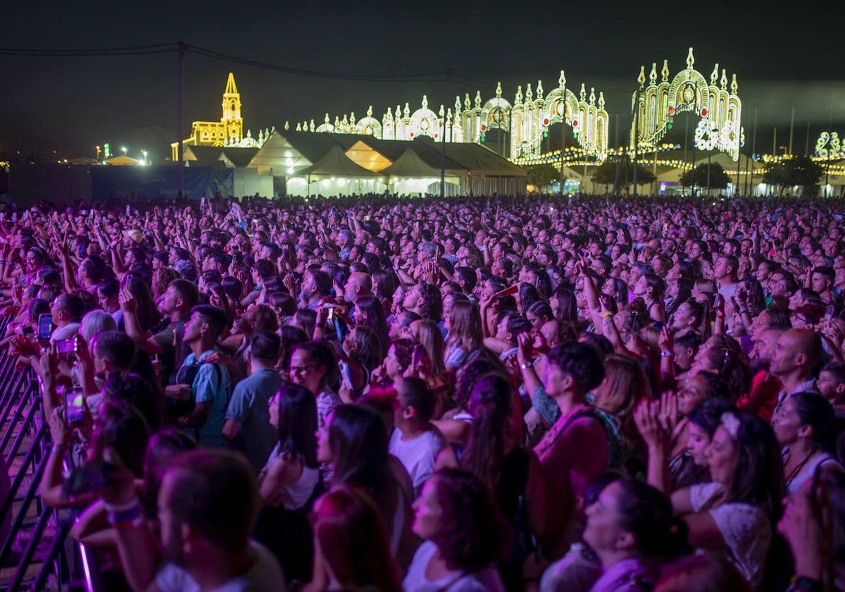 Público siguiendo uno de los conciertos de las Fiestas Colombinas de 2024