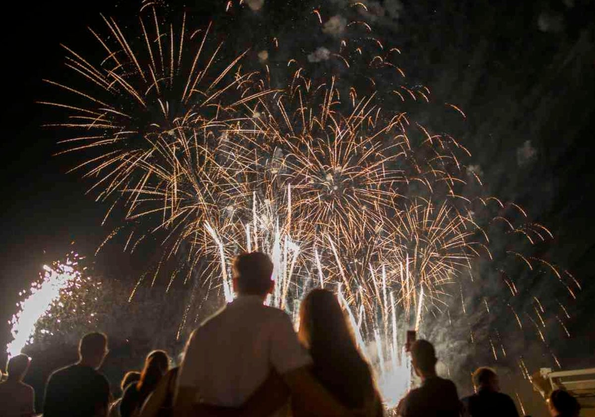 Una pareja disfruta del espectáculo junto a la ría