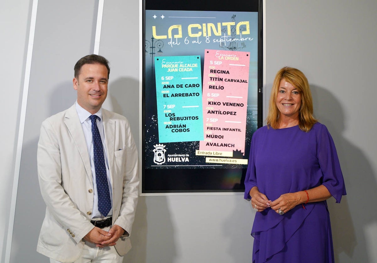 Nacho Molina y Pilar Miranda, junto al cartel de los conciertos de La Cinta