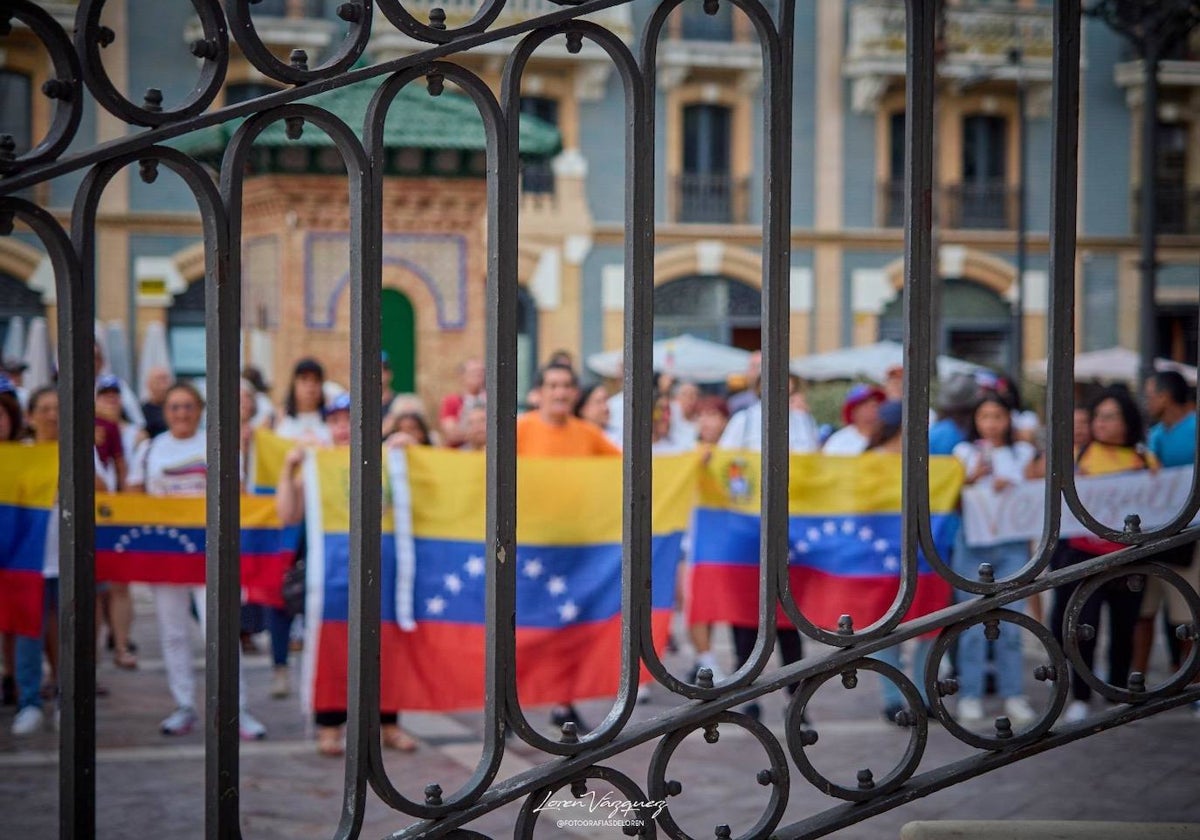 Concentración por Venezuela en la plaza de las Monjas de Huelva