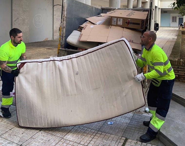 La presencia de residuos voluminosos en las calles onubenses se ha incrementado de manera destacada en verano